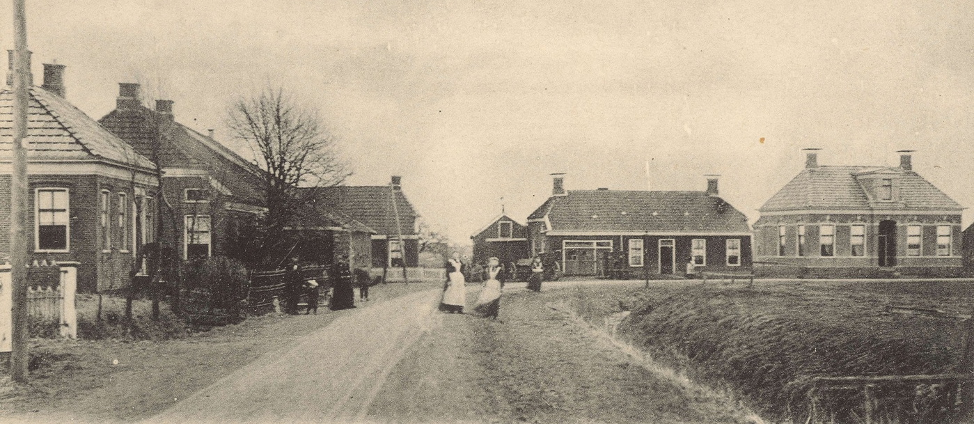 Ansichtkaart: Groet uit Woldendorp. Uitgever: J.F. Stuit. De foto is gemaakt tussen 1900 en 1905. Bron: RHC GA, Beeldbank Groningen.